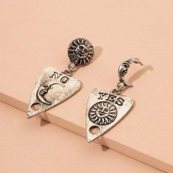 🌚 Awesome Vintage Style Boho Moon And Sun Mismatched Ouija Drop Earrings 🌞 - Picture 3 of 3